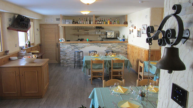 Cena in famiglia nella taverna di Baita Cusini Livigno